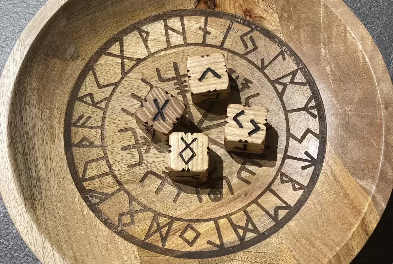 Bol avec quelques morceaux des runes futhak
