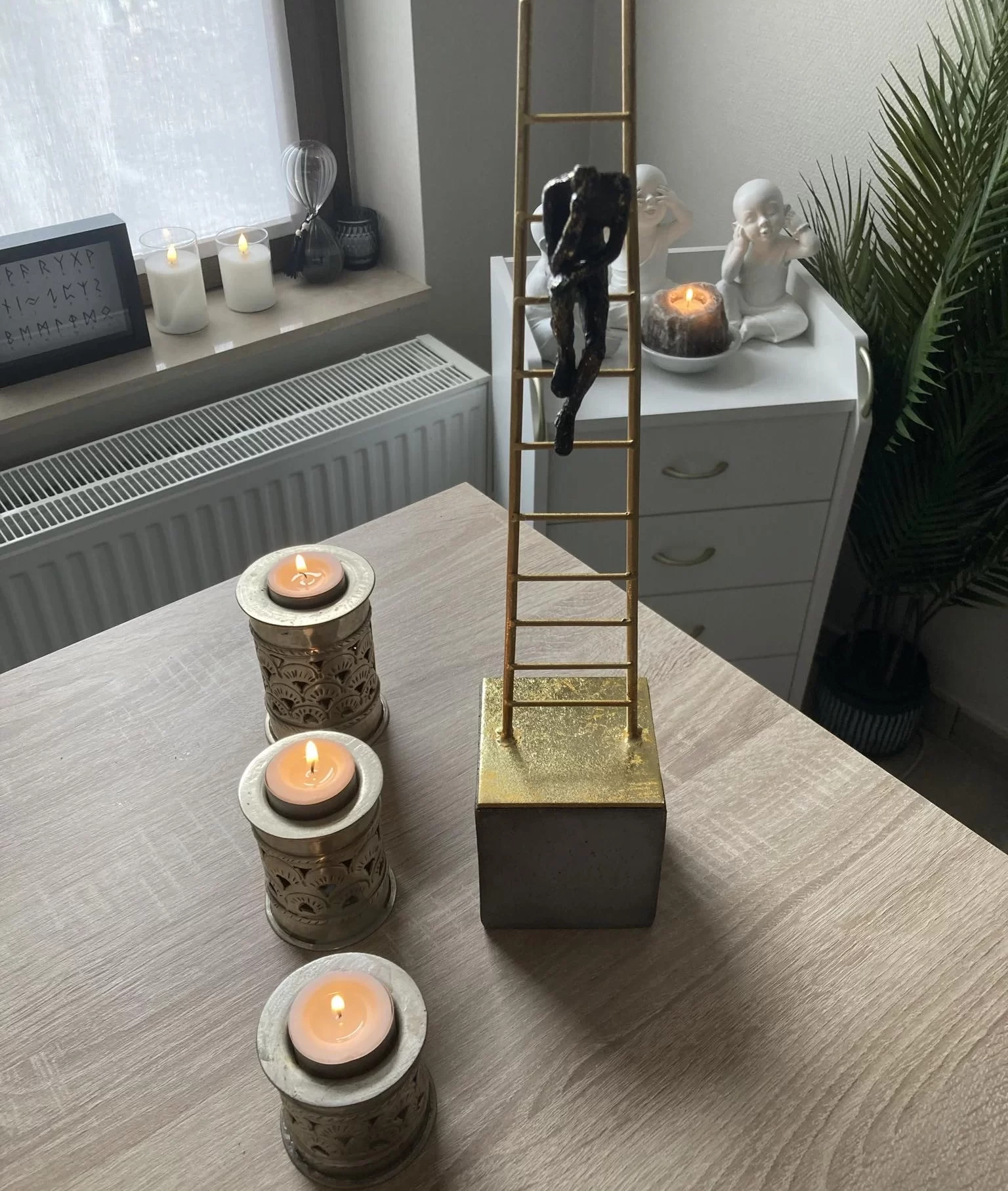Cabinet de Maÿlo avec statue pour les objectifs