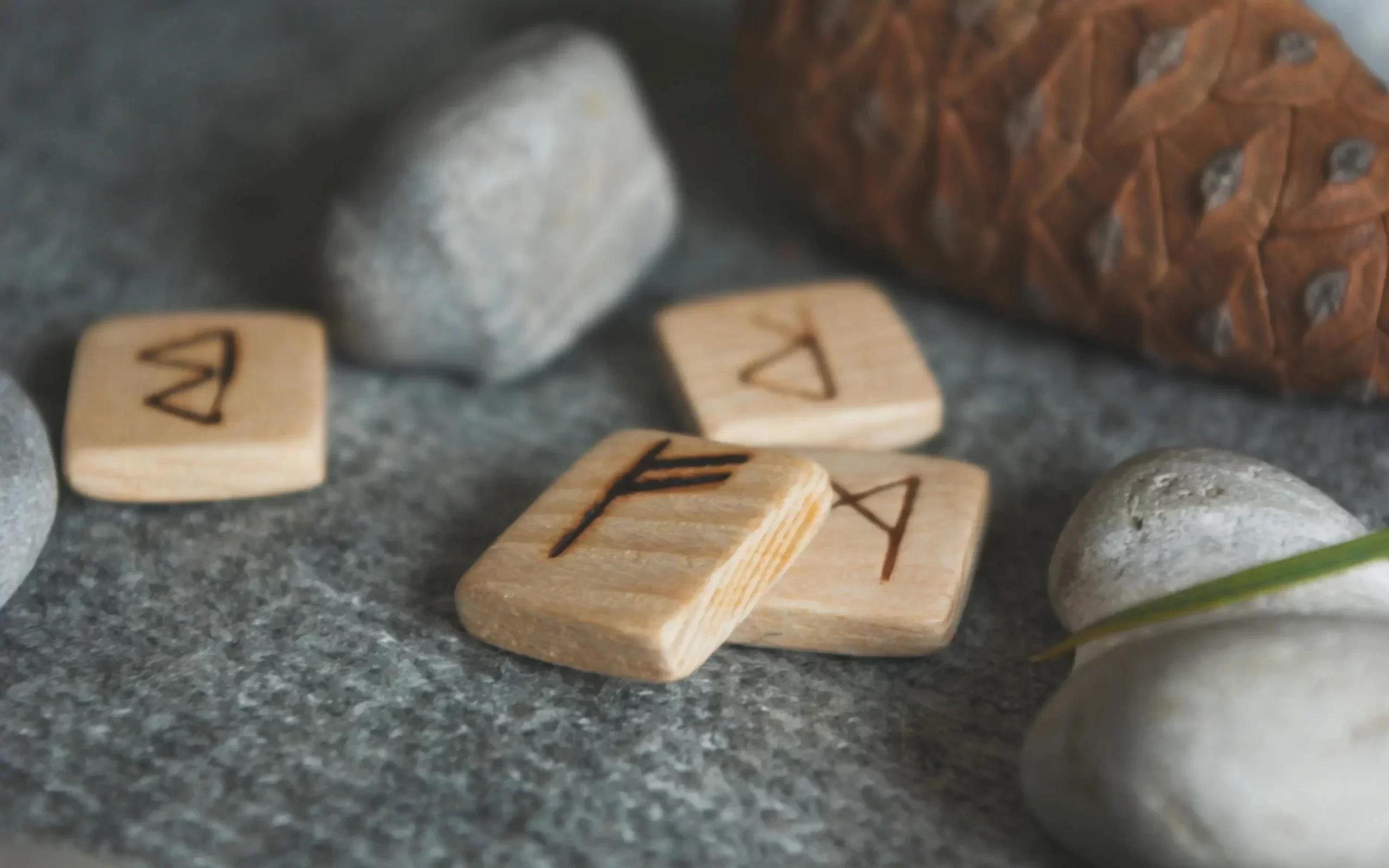 Morceaux de bois avec l'alphabet des runes futhark